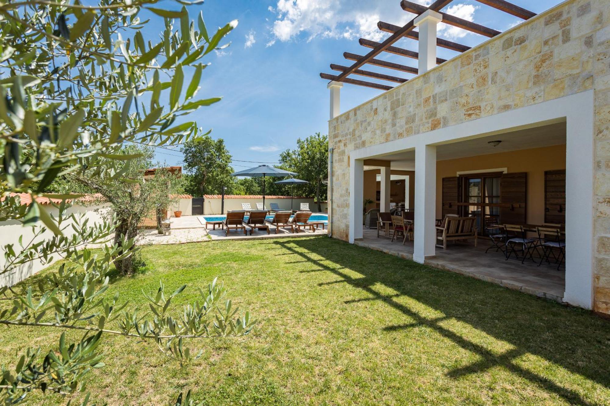 Villa Cirka In Central Istria For 14 Persons With Pool Heating & Pool Table Svetvinčenat Екстериор снимка